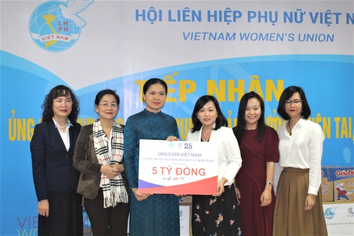 Hơn 20 tỷ đồng thông qua Hội Liên hiệp Phụ nữ Việt Nam hỗ trợ đồng bào miền Trung